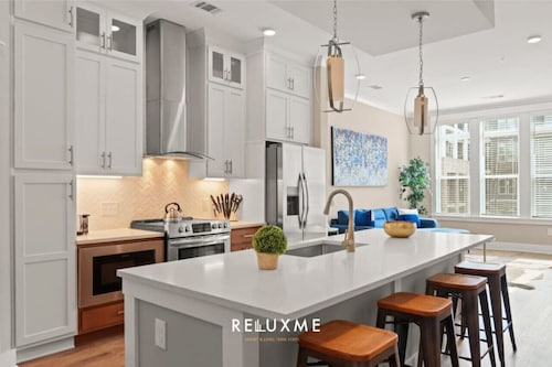 Reluxme| SouthPark 1BR Condo w/ Prm Amenities