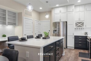 冰箱、微波炉、烤箱、炉灶