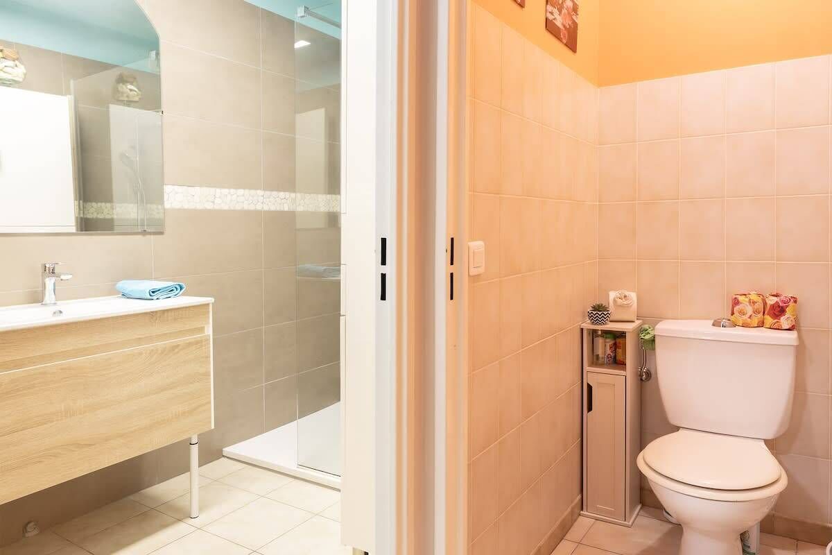 Suihku, hiustenkuivaaja, pyyhkeet