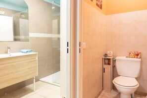 Dusche, Haartrockner, Handtücher