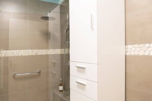 Shower, hair dryer, towels