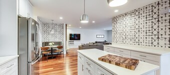 EVANSTON whole building, 2 units combined sleeps 12, 5 bed 5 bath