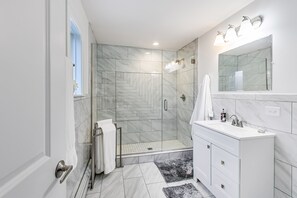 Douche, séchoir à cheveux, serviettes fournies, savon