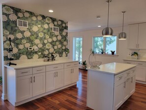 ثلاجة، ميكروويف، فرن، موقد طهي مسطح