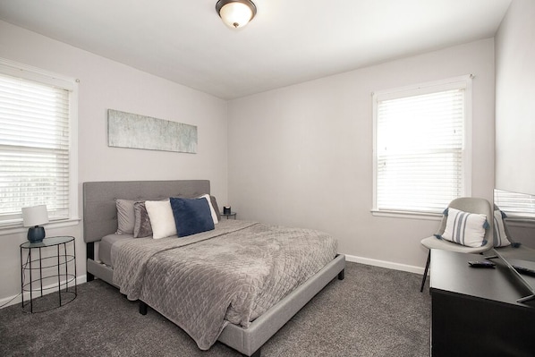 3 bedrooms, desk, iron/ironing board, travel crib