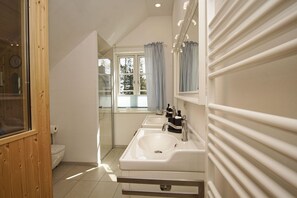 Shower, hair dryer, towels