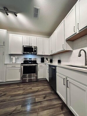 Kühlschrank, Mikrowelle, Ofen, Herdplatte