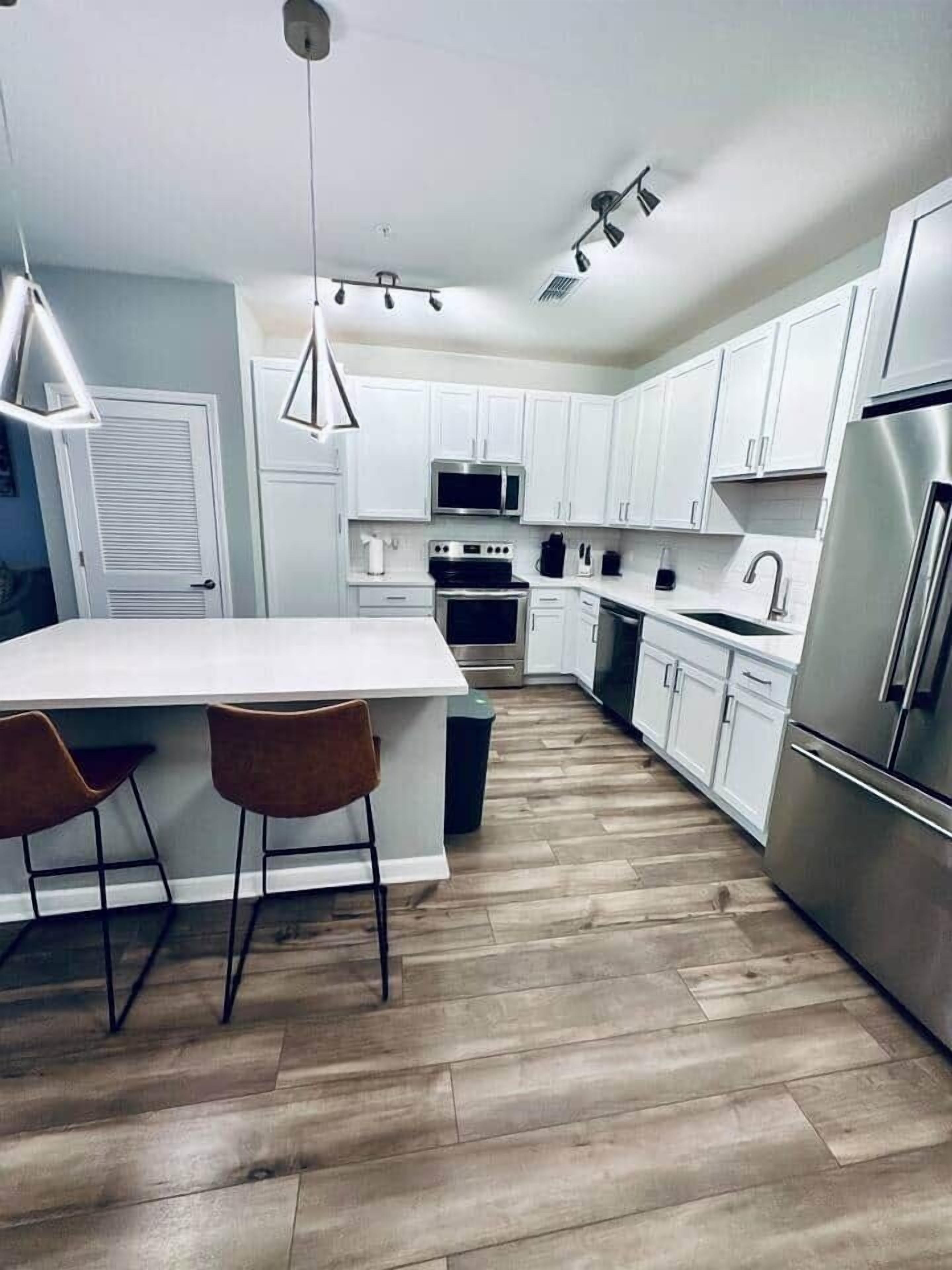 Een koelkast, een magnetron, een oven, een kookplaat