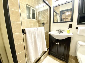 Shower, hair dryer, towels, soap - Zen Serenity! Spacious Stylish Updated near Tesla (Fremont)