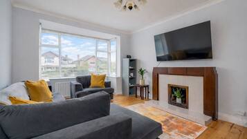 Smart TV, fireplace