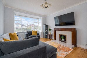 Smart TV y chimenea 