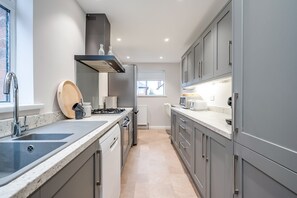 Fridge, microwave, oven, stovetop - Cavehill View. An elegant 4 BR house with parking. Your perfect Belfast retreat! (Belfast)