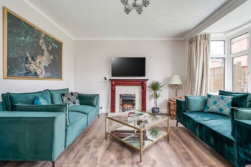 Cavehill View. An elegant 4 BR house with parking. Your perfect Belfast retreat!