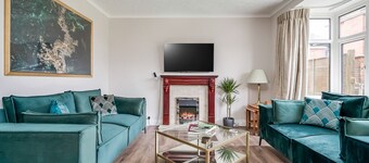 Cavehill View. An elegant 4 BR house with parking. Your perfect Belfast retreat!