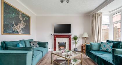 Cavehill View. An elegant 4 BR house with parking. Your perfect Belfast retreat!