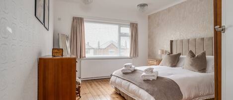 4 Schlafzimmer, Schreibtisch, Bügeleisen/Bügelbrett, Reisekinderbett