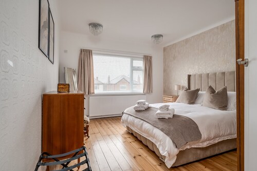 Cavehill View. An elegant 4 BR house with parking. Your perfect Belfast retreat!