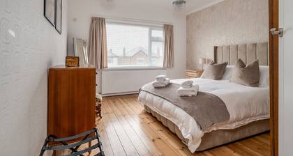 Cavehill View. An elegant 4 BR house with parking. Your perfect Belfast retreat!