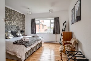 4 habitaciones, escritorio y tabla de planchar con plancha 