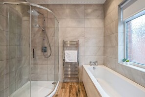 Secadora de cabello, toallas, jabón, papel de baño 