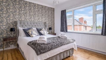 4 bedrooms, desk, iron/ironing board, travel crib