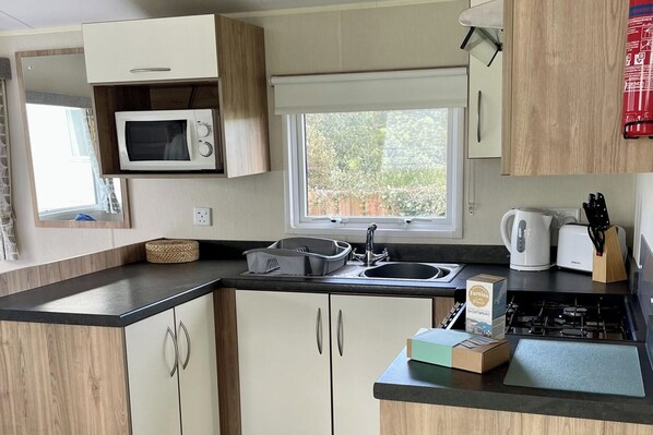 Fridge, microwave, oven, stovetop - Newquay Bay Resort, pet friendly, sleeps 6, WiFi (Newquay)
