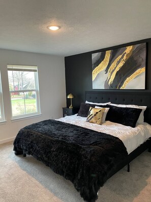 3 chambres, bureau, fer et planche à repasser, lit de bébé portatif