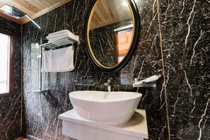 Luxe kamer, 1 twee- of 2 eenpersoonsbedden, balkon | Badkamer | Een douche, een regendouche, gratis toiletartikelen, een haardroger