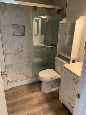 Een haardroger, een bidet, handdoeken, zeep