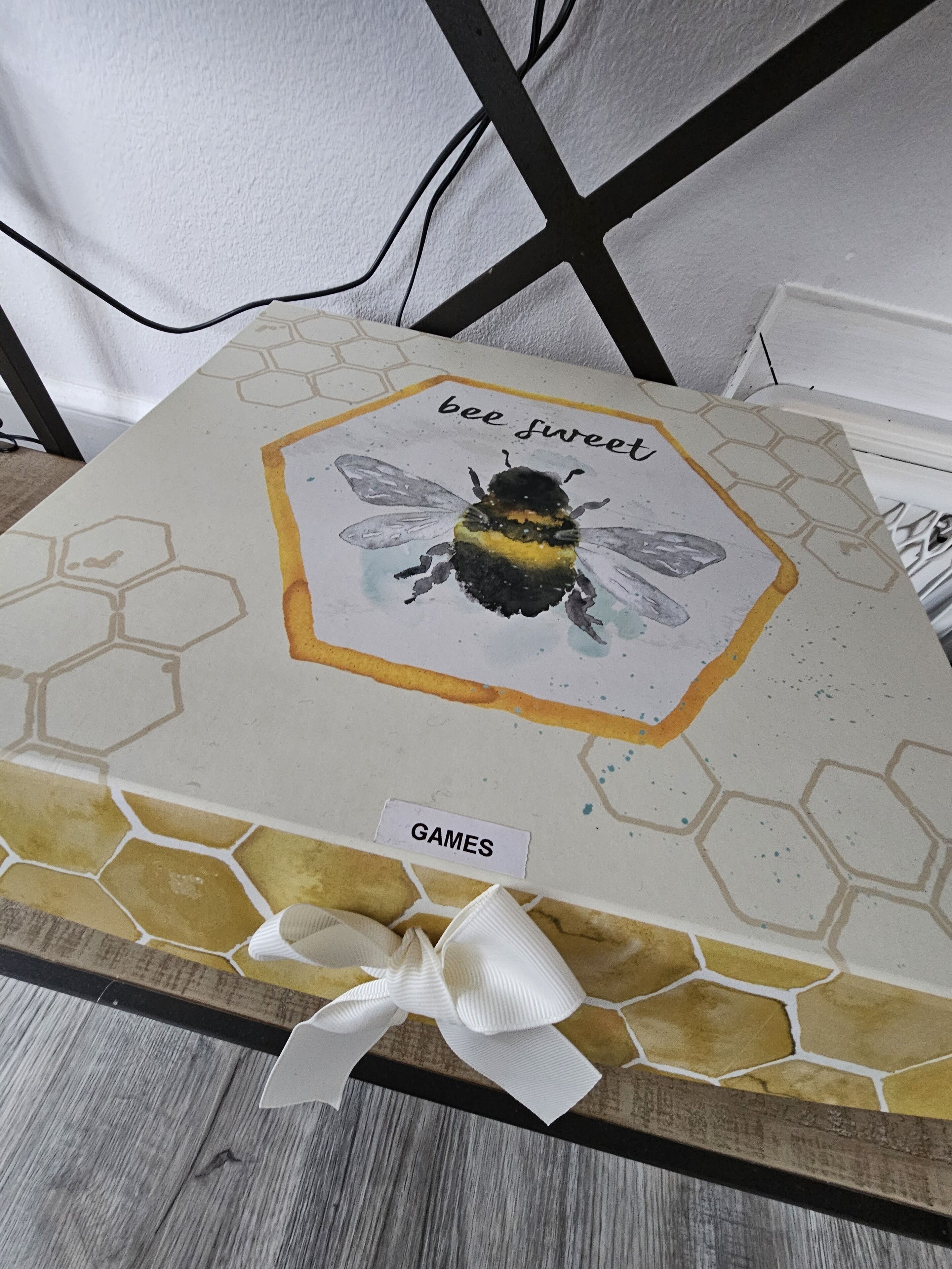 Une boîte cadeau ornée d’une illustration d’abeille et portant l’inscription « bee sweet ».