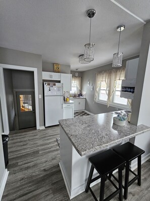 Fridge, microwave, oven, stovetop - Becky's Bee Hive, Clean, Cozy, Affordable and Family Friendly! (Ironwood)