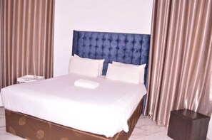 3 habitaciones, tabla de planchar con plancha, wifi y ropa de cama 
