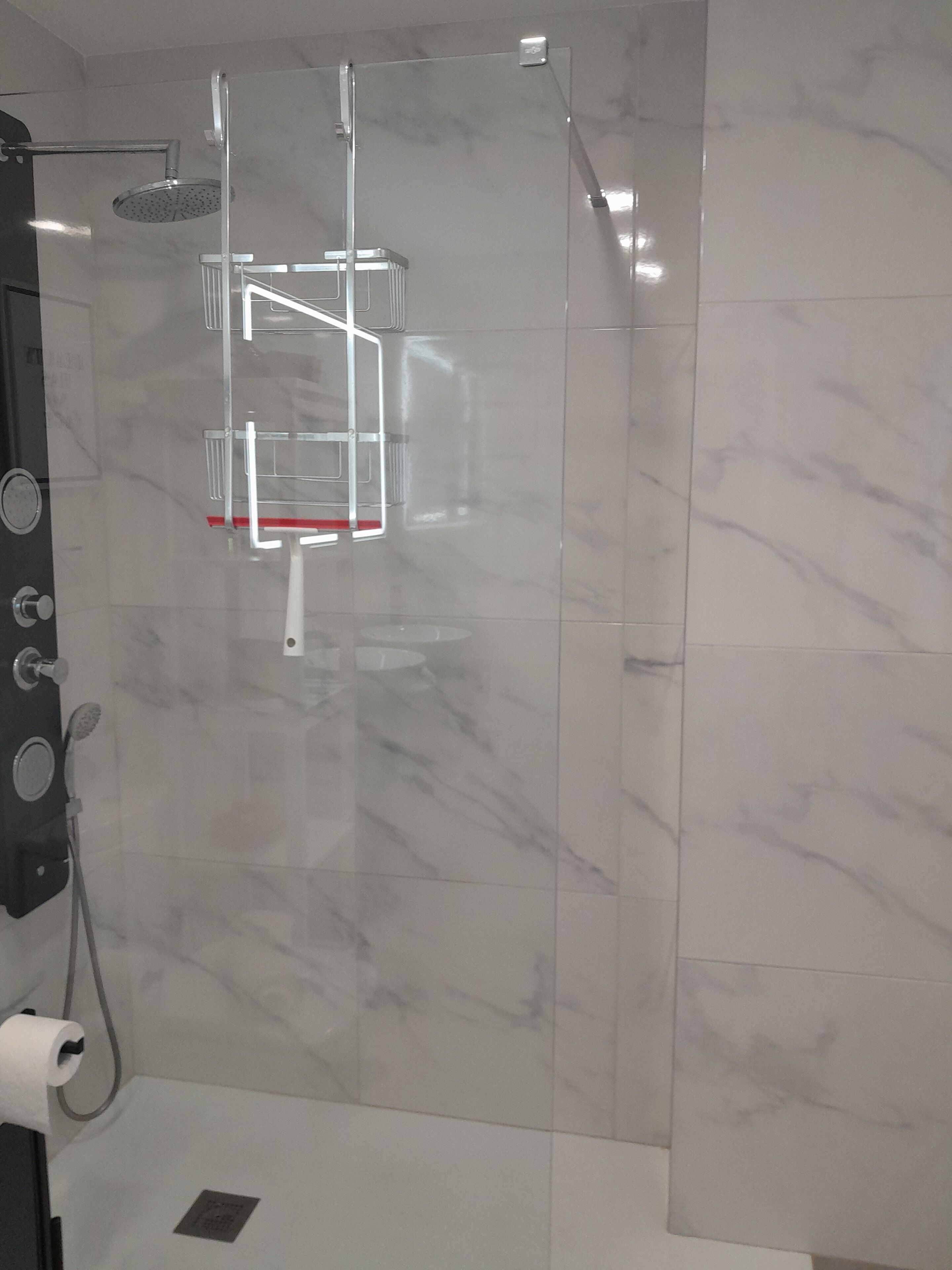 Dusj, håndklær, såpe og toalettpapir