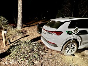 Property grounds - This gorgeous lakefront home with beautiful seasonal views (Hartwell)