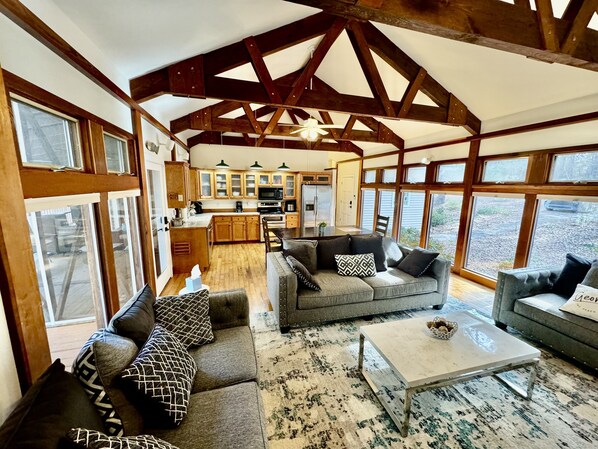 Smart TV, fireplace - This gorgeous lakefront home with beautiful seasonal views (Hartwell)