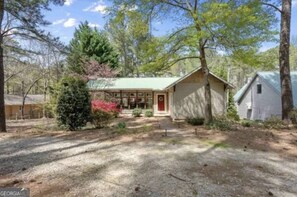 Exterior - This gorgeous lakefront home with beautiful seasonal views (Hartwell)