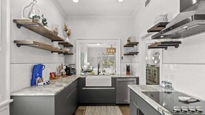 Eine moderne Küche mit eingebauten Geräten, Holzböden und einer Marmorarbeitsplatte.