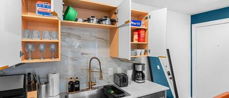 雪櫃、微波爐、焗爐、爐具