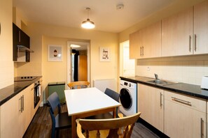 Frigorífico, microondas, horno y placa de cocina