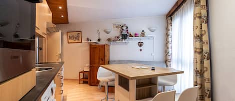 冰箱、微波炉、烤箱、洗碗机