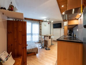Kühlschrank, Mikrowelle, Ofen, Geschirrspüler