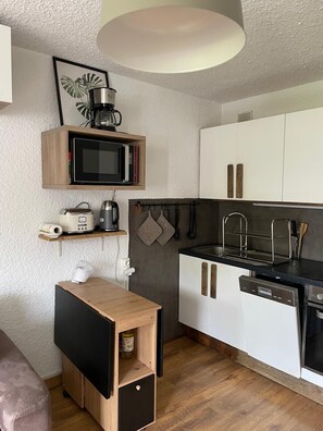 Kühlschrank, Mikrowelle, Ofen, Wasserkocher mit Kaffee-/Teezubehör