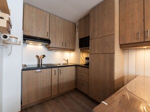 Kjøleskap, mikrobølgeovn, oppvaskmaskin og kaffetrakter/tekoker