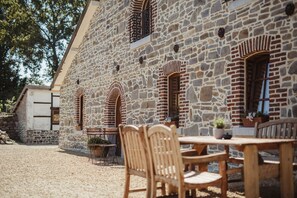 Outdoor dining - La Bushaye - Cottage Le Studio (AUBEL)