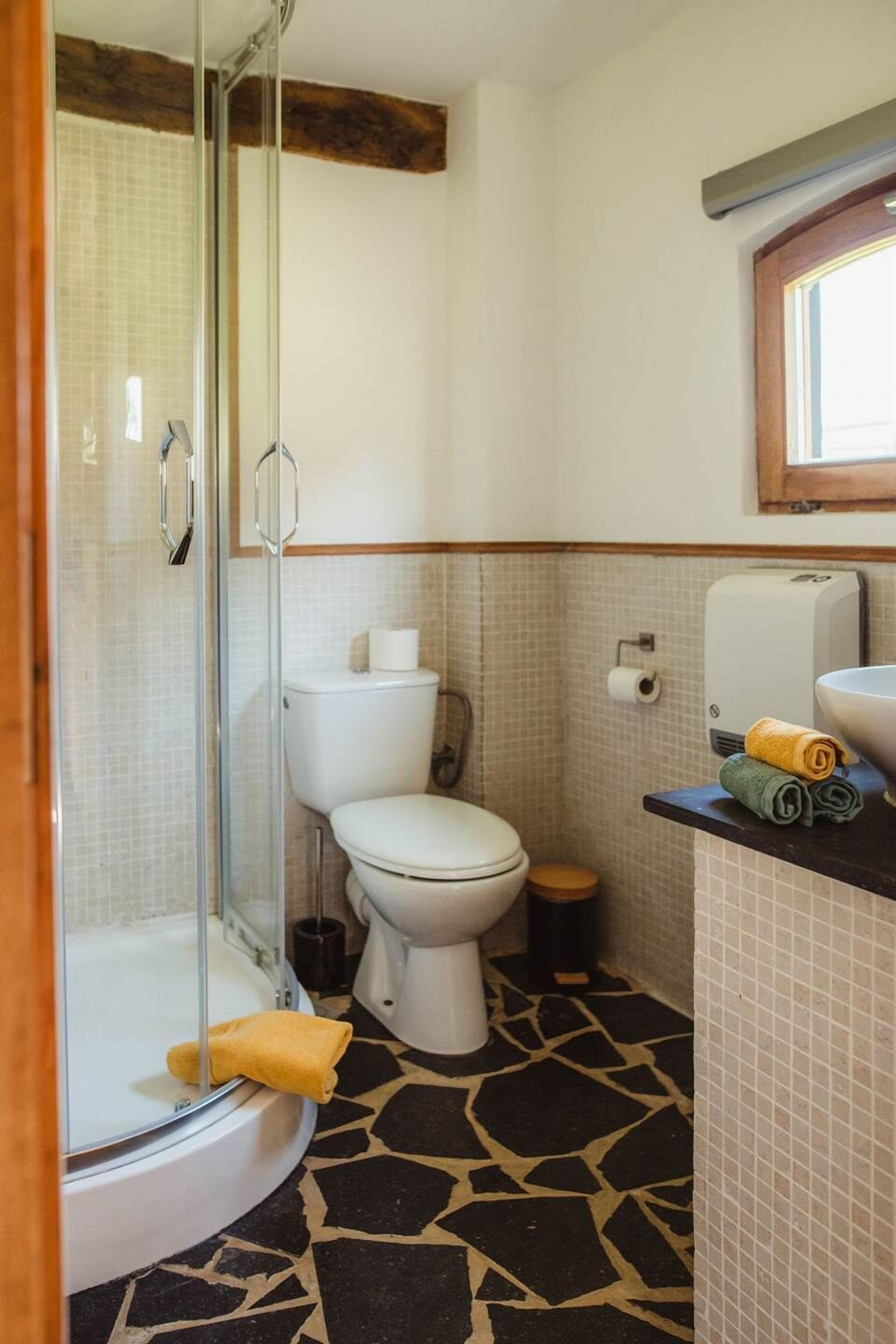Un baño con ducha, inodoro y lavamanos.