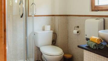 Un baño con ducha, inodoro y lavamanos.