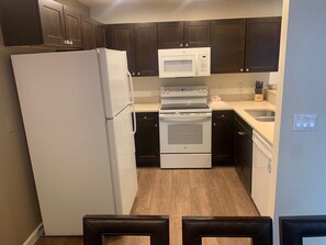 Fridge, microwave, oven, dishwasher - Super Bowl Special 2 Bedroom Condo Full Kitchen 2.5 Miles to Stadium Sleeps 6!!! (Las Vegas)