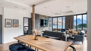 Interior - The Cove Penthouse, Free Parking, Hot Tub, AC, BBQ (Queenstown)