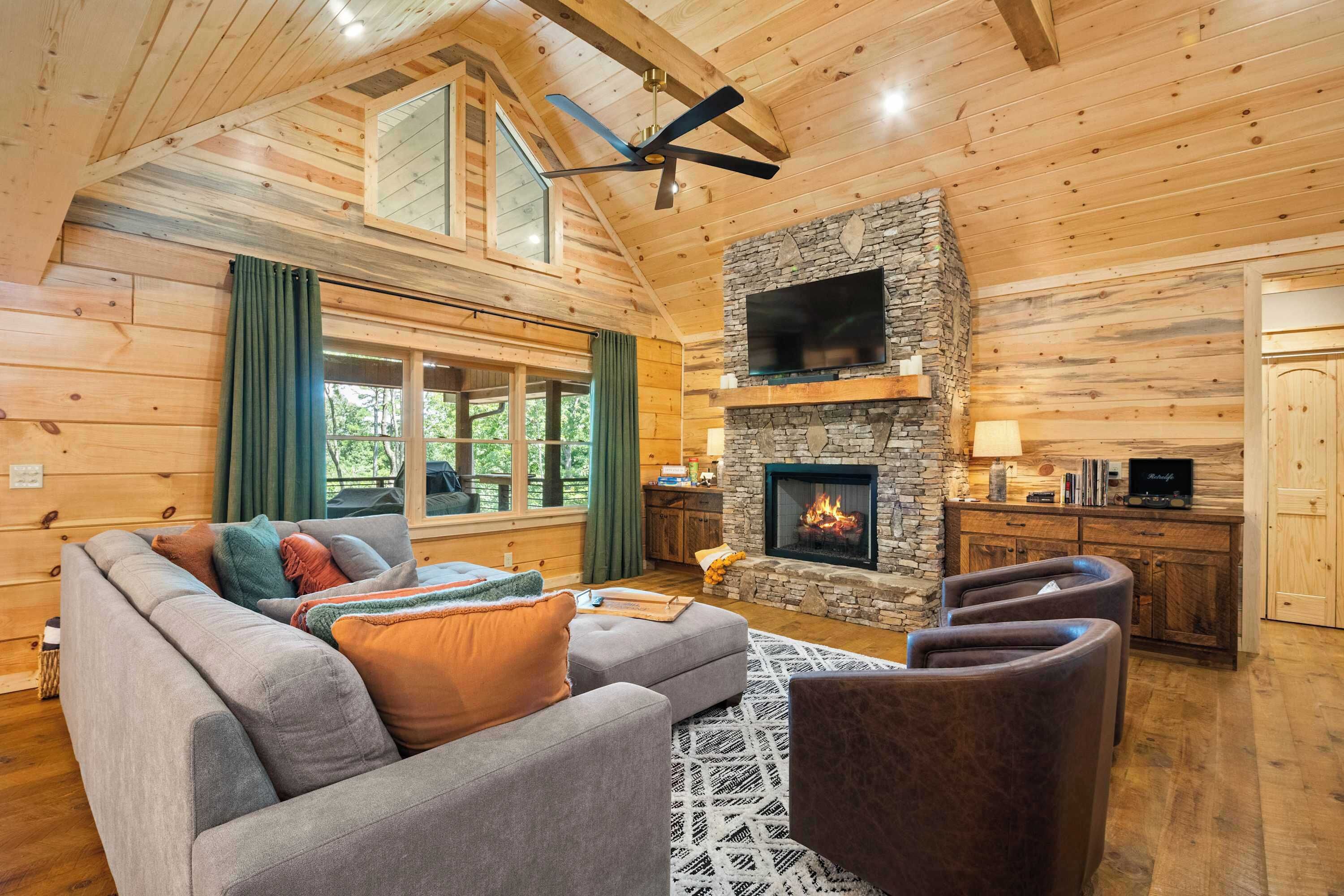 Télévision, cheminée, espaces bureaux