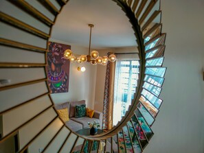 豪華公寓 | 起居區 | 24-吋智慧型電視，提供衛星頻道